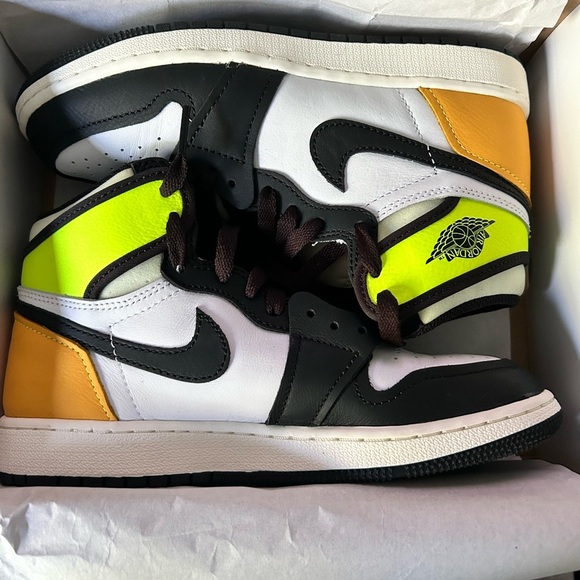 Jordan 1 Retro High OG "VOLT GOLD" | 4.5Y (GS) | blk wht gold yellow | Like New - Picture 4 of 12